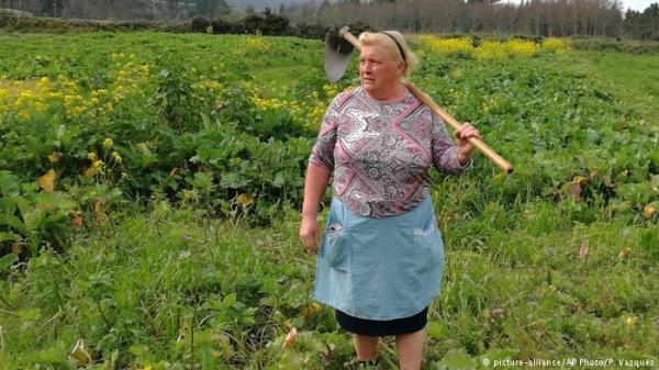 شبيهة الرئيس الأمريكي ترامب مزارعة في أسبانيا