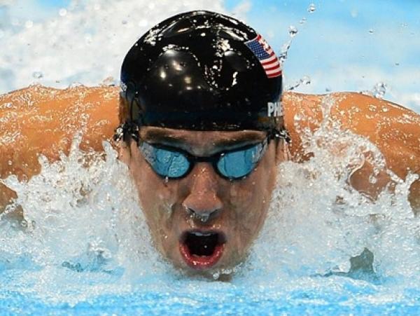 البطل الأولمبي الأمريكي مايكل فيلبس يتبول في حوض السباحة