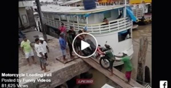 بالفيديو.. نهاية مروعة لمجموعة أشخاص أثناء عبورهم بدراجة نارية فوق بحر