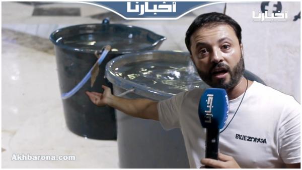 تجار سوق "الأندلس" بتطوان مكرفصين بسبب تسرب المياه العادمة لمحلاتهم في اليوم الأول من هطول الأمطار