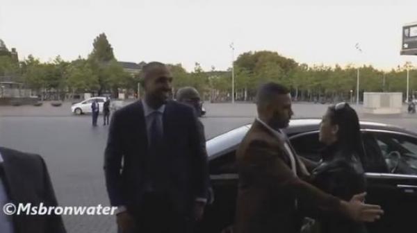 مُعجبة تصرخ بشكل جنوني لدى رؤيتها بدر هاري في أمستردام (فيديو)