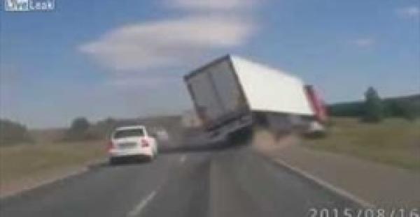 بالفيديو.. لحظة انقلاب شاحنة ضخمة على جانب الطريق