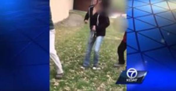 بالفيديو.. أم تشجع ابنتها على الدخول في مشاجرة عنيفة مع فتاة أخرى