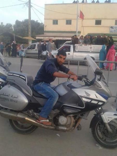 صورة  شاب يلتقط سيلفي مع دراجة رسمية لدركي تشعل الفيسبوك