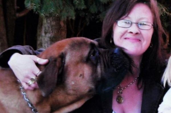 بالفيديو  ...كلب يلتهم وجه إمرأة بريطانية وعينها