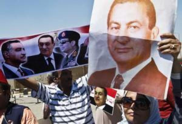 حسني مبارك: أوباما حثّني على تسليم السلطة للبرادعي   