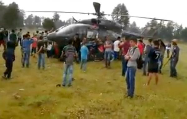 محتجون بضواحي الحسيمة يحاصرون هيلكوبتر أقلت وزير الداخلية (فيديو )