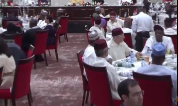 فيديو مثير وطريف.. شوفو شنو وقع بين مستثمر مغربي ونيجيري على قبل ''موزة'' بحضور الملك