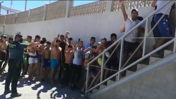 لحظة وصول مئات المغاربة إلى سبتة المحتلة سباحة