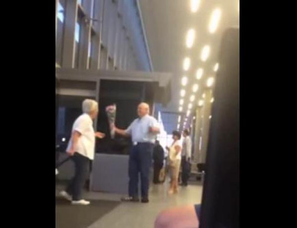 60 مليون مشاهدة لاستقبال مسنّ زوجته في المطار