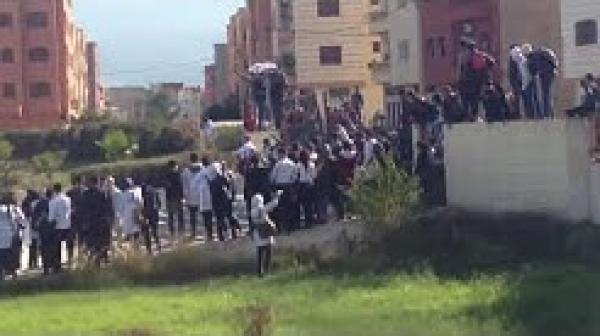 احتجاج التلاميذ واقتحامهم لمعهد الفندقة ببني ملال واجبار الطلبة على الخروج