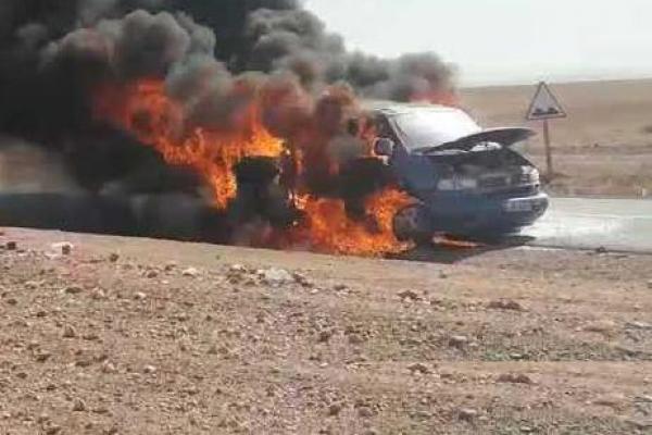 عاجل..النيران تلتهم سيارة سائحين ومناضل نقابي ينقذهما من الموت -فيديو حصري-