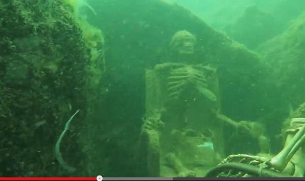 بالفيديو: اكتشاف هيكلين عظميين يحتسيان الشاي في قاع بحيرة