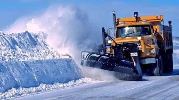 الثلوج تحاصر طرق أزيلال..والكاسحات تشق البياض