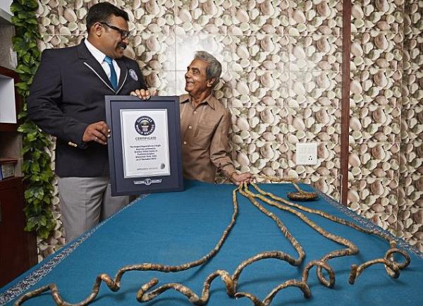 بالفيديو: سبعيني هندي يطيل أظافره منذ عام 1952