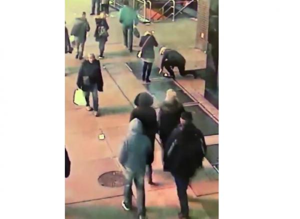 فقد الخاتم خلال عرض الزواج.. فتدخلت الشرطة لمساعدته