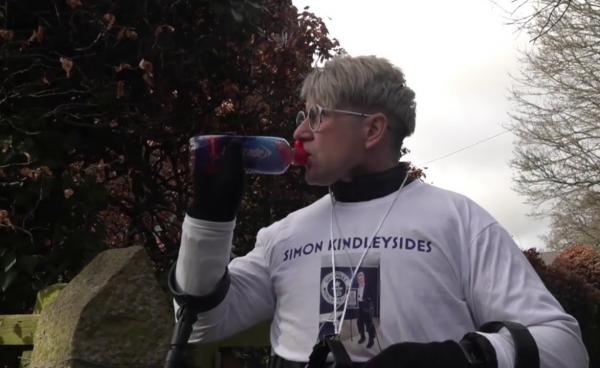 رجل مصاب بالشلل يمشي للمرة الأولى بفضل هيكل روبوتي