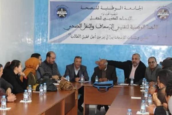 نقابيون: مسؤولون يجبرون سيارات الإسعاف على جلب وجبات سريعة ومراسلات بدل نقل المرضى