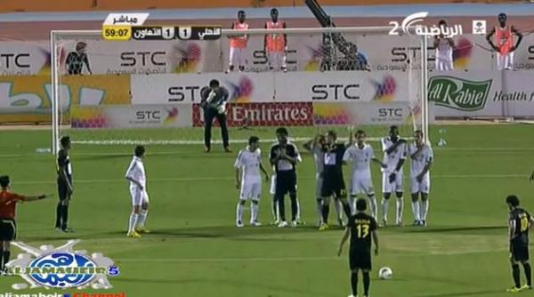 هدف روعة للمغربي صلاح الدين عقال في الدوري السعودي