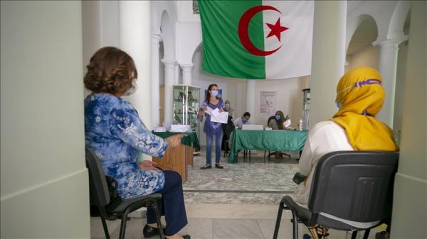 بالفيديو: المثير للجدل "جو شو" يبهدل سياسيين جزائريين بسبب "الانتخابات التشريعية.. 23 ألف مرشح يتنافسون على 407 مقعد 