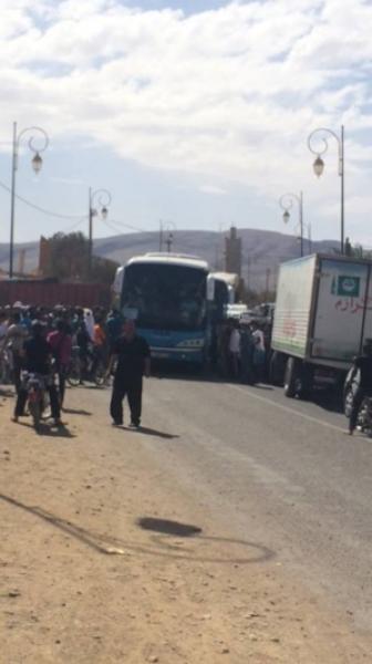 منع ثلاث حافلات لنقل السياح من جنسية امريكية في طريق ورزازات من طرف طلبة جامعيين‏ و السبب...