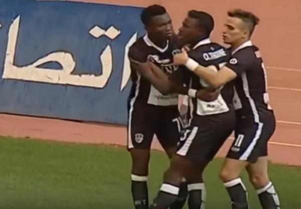لاعب اتحاد طنجة السنغالي يحاول مغادرة الملعب بعد تعرضه للإهانة من جمهور خريبكة