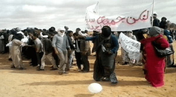 إطلاق نار كثيف بمخيمات تندوف والمحتجون يواصلون محاصرة مبنى ما يسمى بوزارة الدفاع