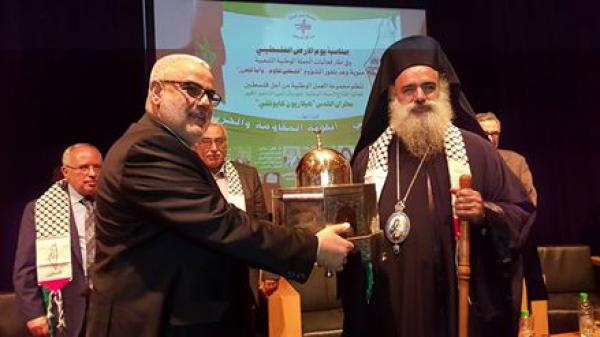 لحظة تكريم رئيس الأساقفة عطا الله حنا من طرف بنكيران