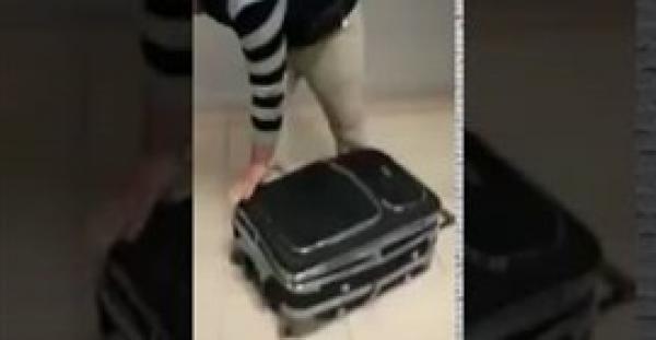 مفاجأة  لن تخطر على البال وجدها رجال الامن داخل هذه الحقيبة