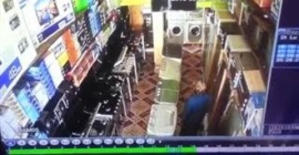 بالفيديو.. لحظة سرقة امرأة لهاتف من معرض للأجهزة الكهربائية