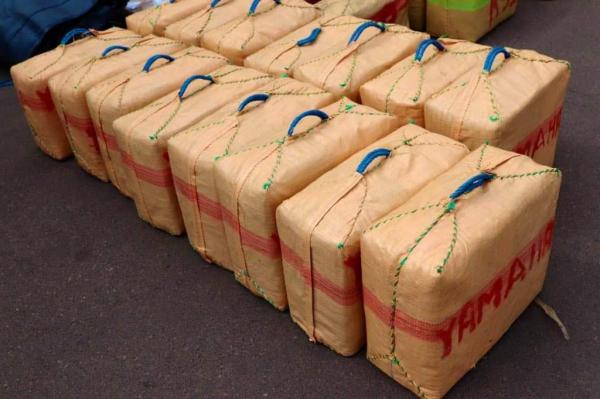 طنين من مخدر الحشيش على متن شاحنة لنقل البضائع بالدارالبيضاء(صور)