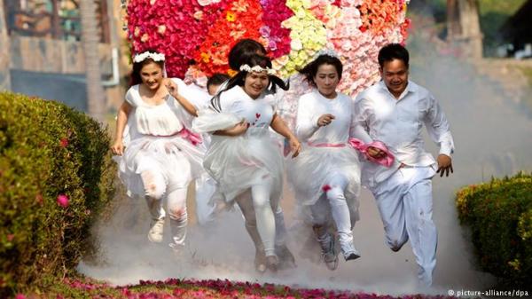 في تايلاند .. تزوج في عيد الحب واحصل على شهادة من ذهب!