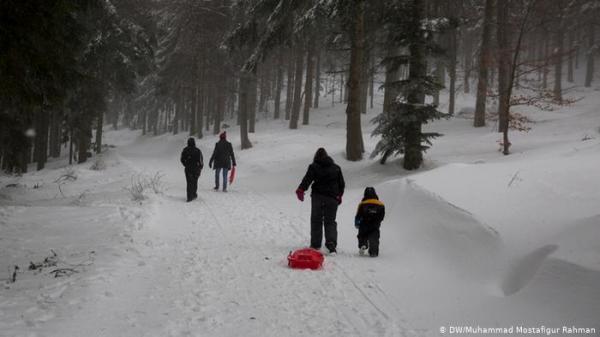 عمره 5 سنوات ويحمل رضيعا لكيلومتر في درجة حرارة تحت الصفر