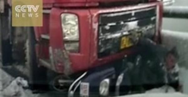 بالفيدي.. رجل ينجو بأعجوبة بعد أن دهسته شاحنة