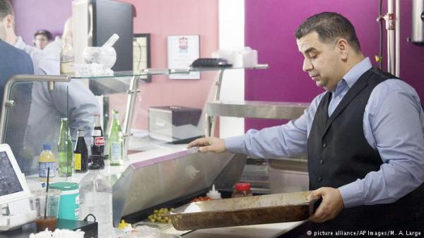 أمريكا- لاجئ سوري يقدم وجبات مجانية للمتضررين من الإغلاق الحكومي