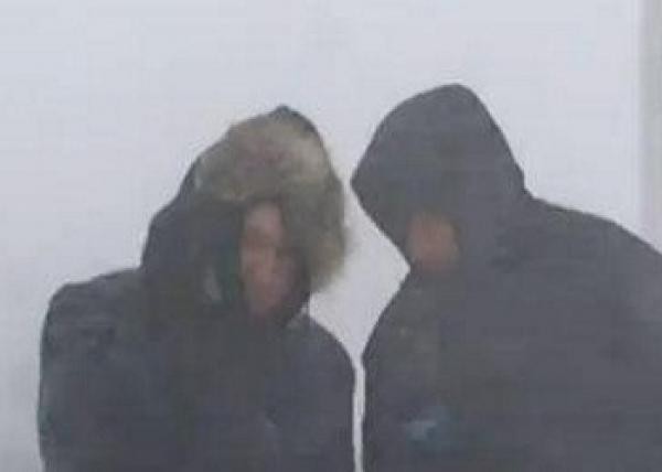 بالفيديو.. مراسلان «يطيران» من شدة الرياح خلال تغطية إخبارية