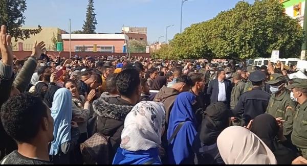 بالفيديو...حشود من الطلبة والمعطلين يخرجون للاحتجاج ببني ملال ضد قرار "بنموسى"