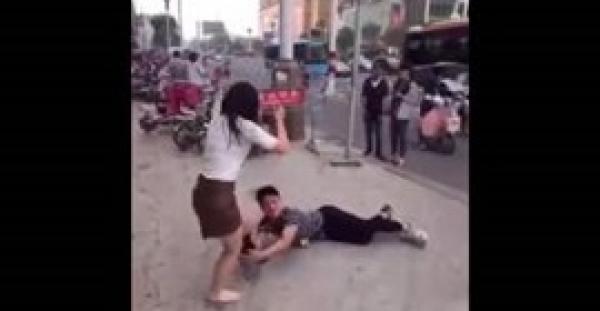 بالفيديو.. رجل يتوسل في الشارع لصديقته لكي لا تتركه