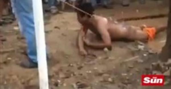 بالفيديو.. الأهالى يسحبون مغتصبا من زنزانته لإعدامه