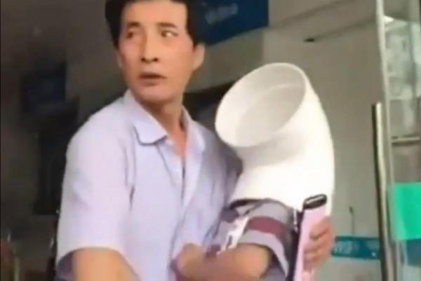 بالفيديو: إنقاذ طفل علق رأسه داخل أنبوب بلاستيكي