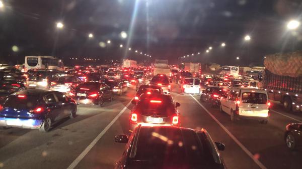 بالفيديو: ازدحام كبير بمحطة الأداء ببرشيد ومواطنون يتسائلون:"واش كاع هاذ ناس عندهم ورقة التنقل بين المدن"