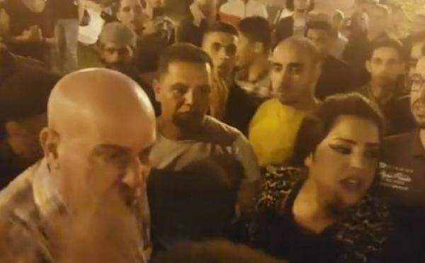 مواطنة تهاجم محتجين وتصفهم بالحمير وتقول عاش الملك