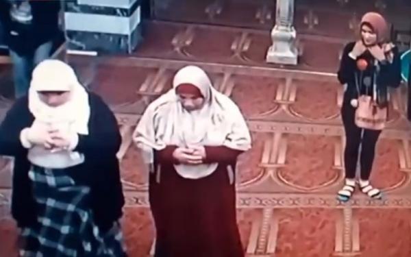 بالفيديو.. عملية سرقة حقيرة داخل مسجد للنساء