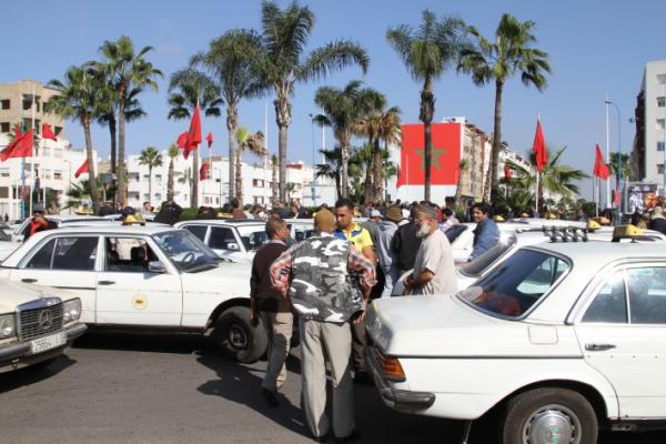 غاضبون بتمارة : " واش العامل عندو الحق يزيد درهم في تسعيرة الطاكسيات " ؟