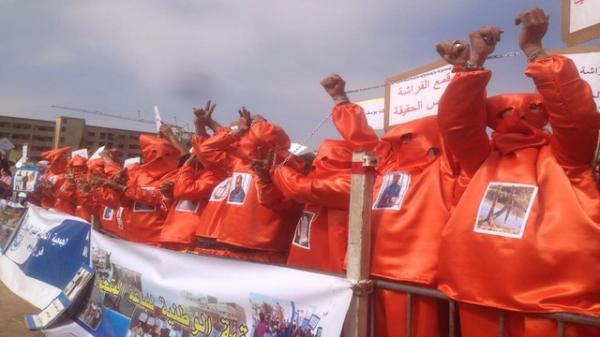 "فراشة" الدار البيضاء في احتجاج فريد على طريقة "غوانتانامو"