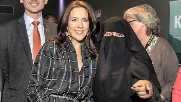 منقبة تفضح بالدانمارك واقع و معاناة المرأة المغربية القروية