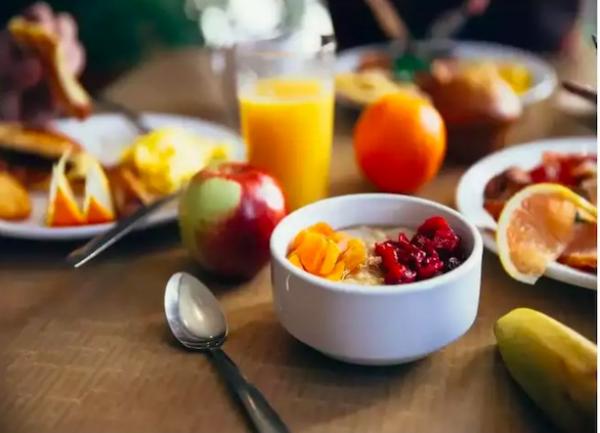 دراسة تنصح بتناول وجبة الفطور قبل 7 صباحاً