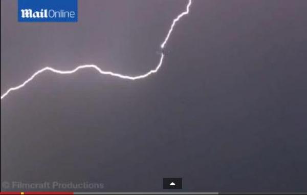 بالفيديو: صاعقة تضرب طائرتين في السماء