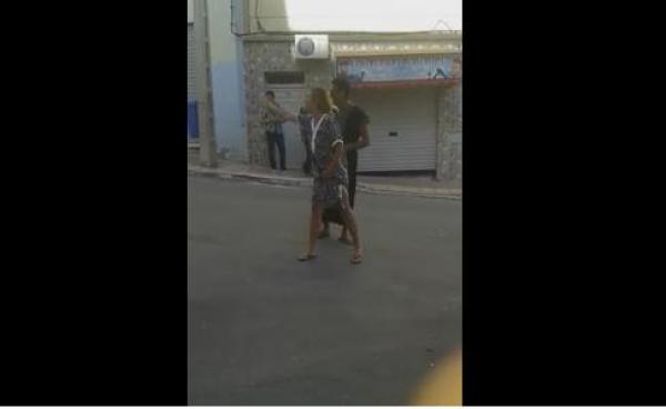 فيديو.. فرنسية تثور في وجه قوات الأمن بعد إصابة ابنها بقنابل الغاز