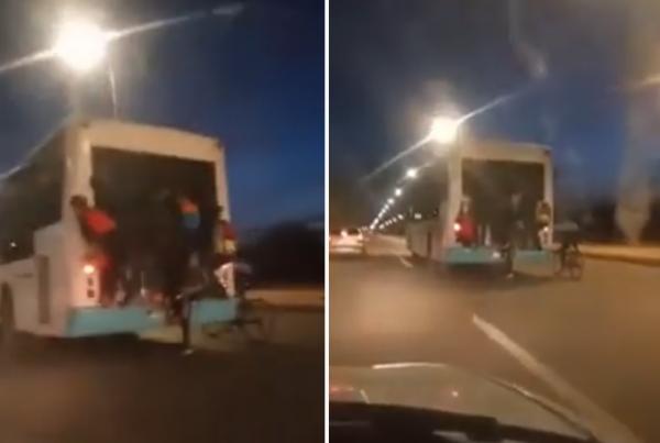 تلاميذ يخاطرون بحياتهم بركوب حافلات النقل بفاس